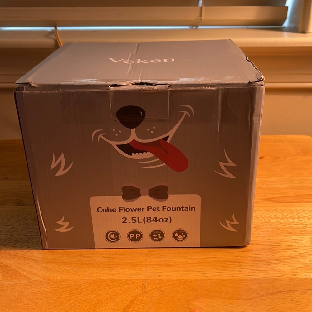 NIB VEKEN, cube flowers pet fountain.